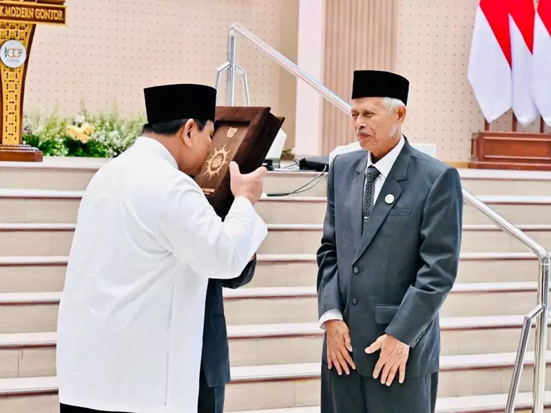 Momen Prabowo Dapat Mushaf Al-Quran dan Buku Gontor untuk Indonesia