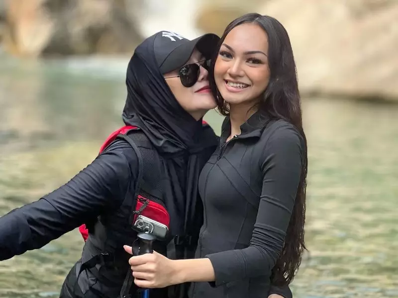 Momen Quality Time Sarita Abdul Mukti Bareng Shabina Mecca ke Curug Sentul