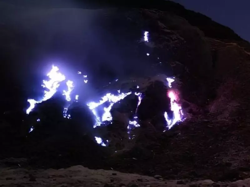 Muncul Blue Fire, Kunjungan Wisata ke Gunung Papandayan Dibatasi