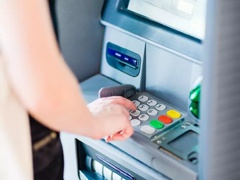 Nasabah Bank dan Fintech Bisa Tarik Tunai di ATM Link Tanpa Kartu