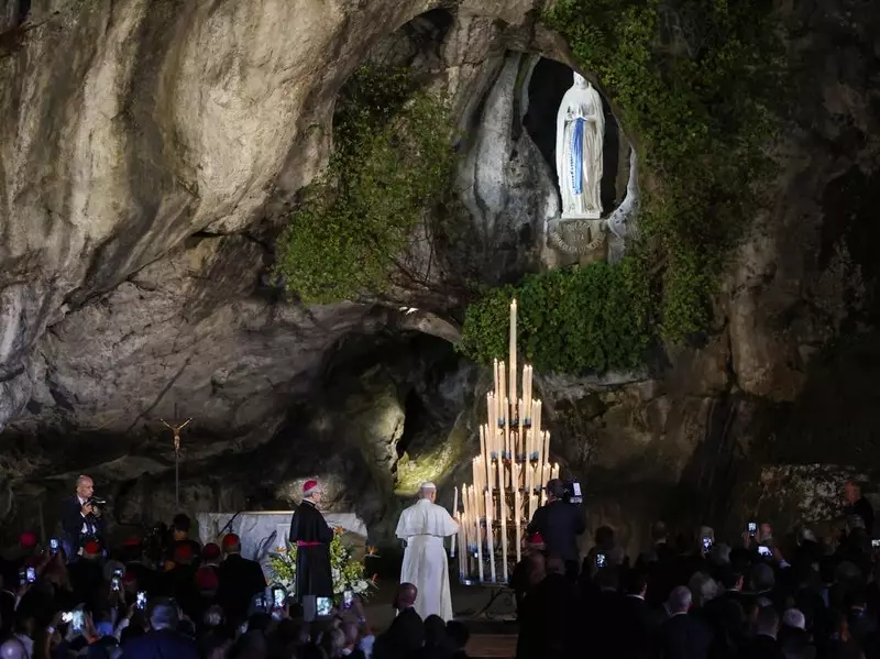 Paus Leo Berdoa di Gua Massabielle, Lourdes