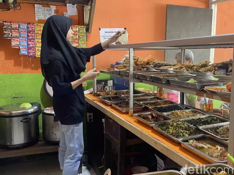 Pedagang Warteg Serba Salah Gara-gara Harga Cabai Mahal