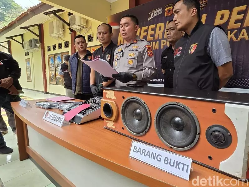 Pejabat Dishub Sukabumi Cabuli 3 Siswi Magang Sambil Karaoke di Ruang Kerja