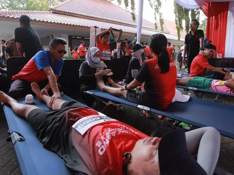 Pelari Soekarno Run Nikmati Layanan Pijat dari Terapis Disabilitas Netra