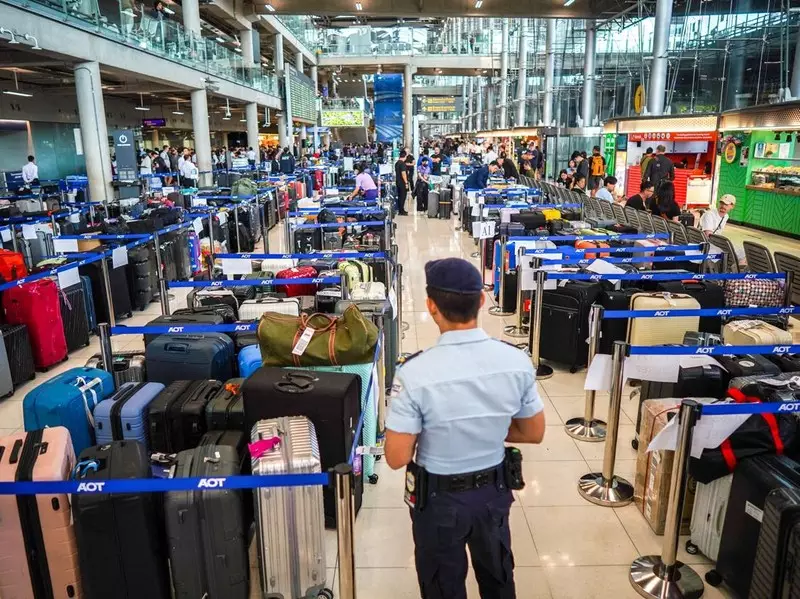 Penampakan Bagasi Menumpuk di Bandara Bangkok Akibat Hujan Lebat dan Banjir