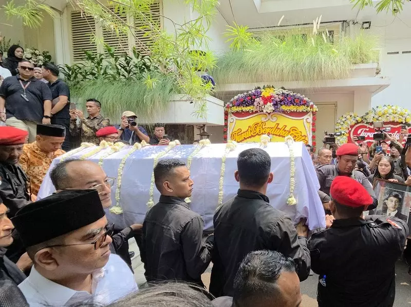 Polda Metro Kawal Pengantaran Jenazah Guruh Soekarnoputra ke TPU Karet Bivak