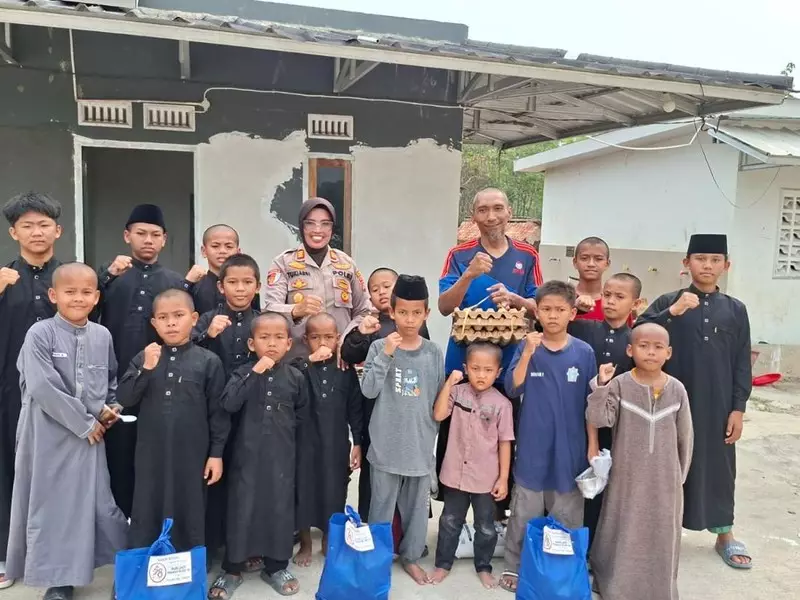 Polda Sumsel Berbagi Kebutuhan Pokok untuk Anak Yatim di OKU Timur