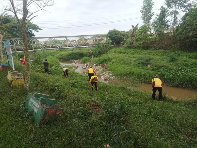 Polda Sumsel Bersihkan Kawasan Sungai Kelekar Lewat Gerakan Belida Asri