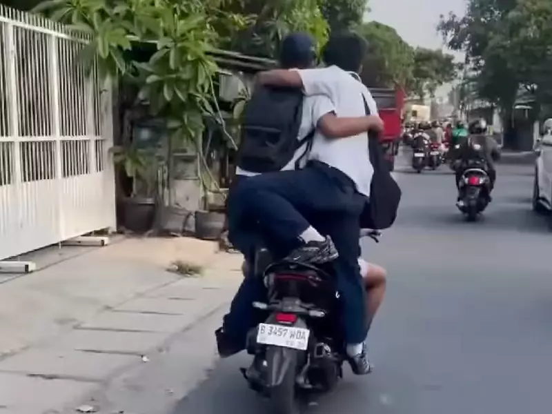 Polisi Edukasi Pelajar SMP di Ciputat Gendongan Naik Motor Bonceng 4