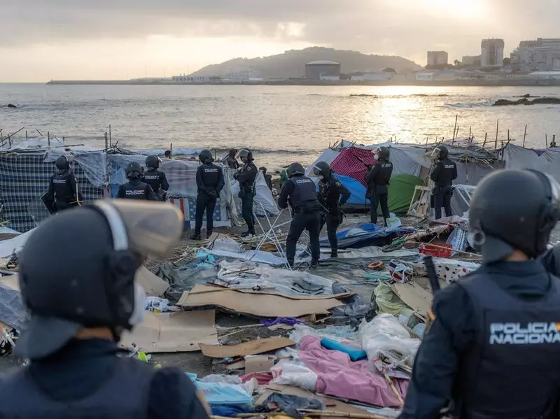 Polisi Spanyol Bongkar Kamp Migran di Pantai Benitez Ceuta