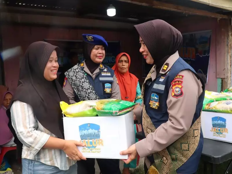 Polwan Polda Riau Berbagi Sembako ke Warga Pesisir Lewat Program Jalur