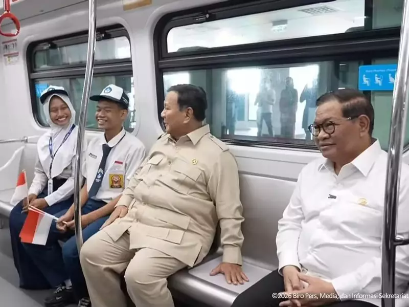 Prabowo Didampingi Pramono Naik LRT Kelapa Gading-Manggarai Sebelum Peresmian