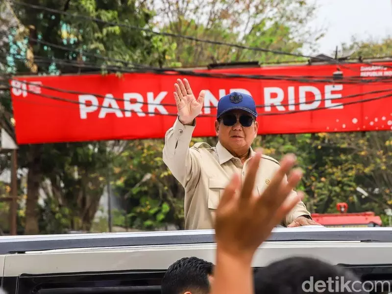 Prabowo Sapa Warga Usai Resmikan LRT Kelapa Gading - Manggarai