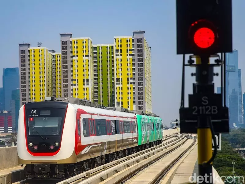 Promo Rp8, Warga Ramai Jajal Rute Baru LRT ke Manggarai