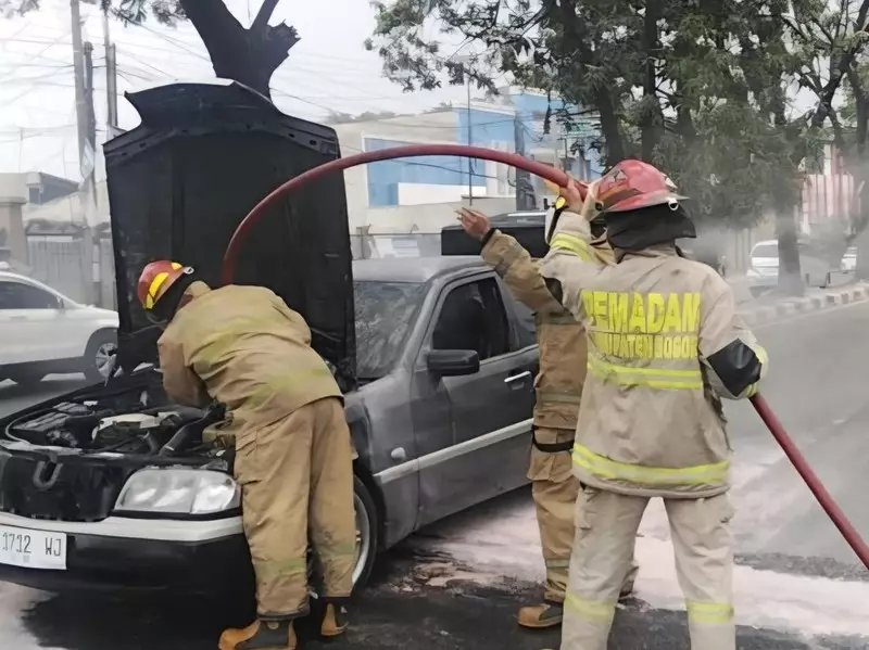 Sedan Terbakar Saat Hendak ke Bengkel di Bogor, Damkar Turun Tangan