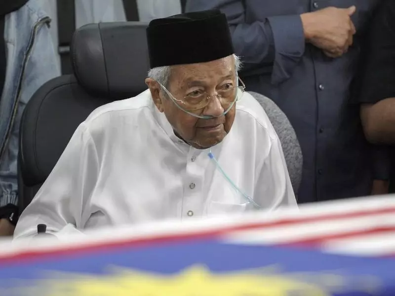 Sedu Sedan Mahathir Mohamad saat Istri Dimakamkan