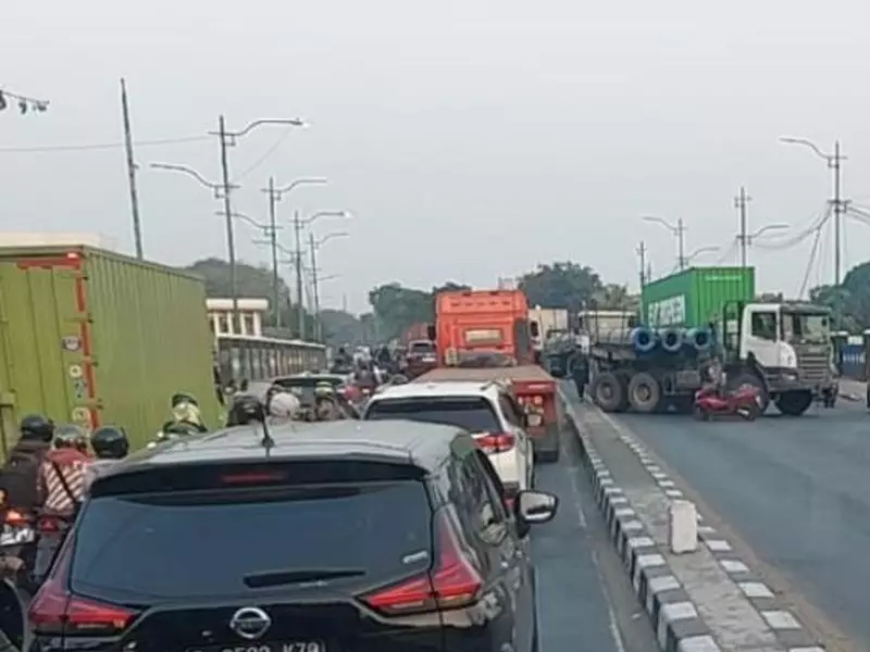 Sejumlah Rute TransJ dan Mikrotrans Terlambat Imbas Truk Mogok di Cakung
