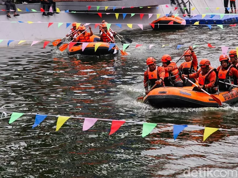 Seru! Adu Kekompakan di Lomba Dayung Pasar Baru 2026
