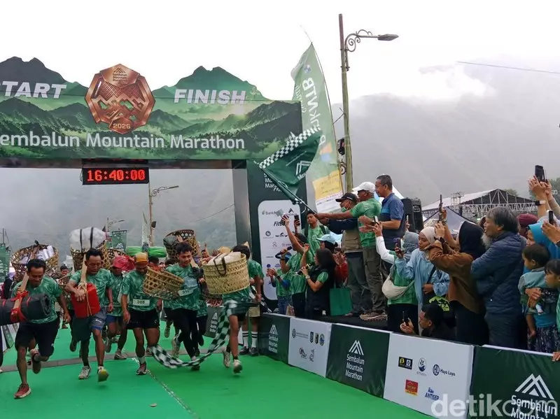 Seru Banget! Puluhan Porter Rinjani Ikut Maraton Sambil Pikul Keranjang