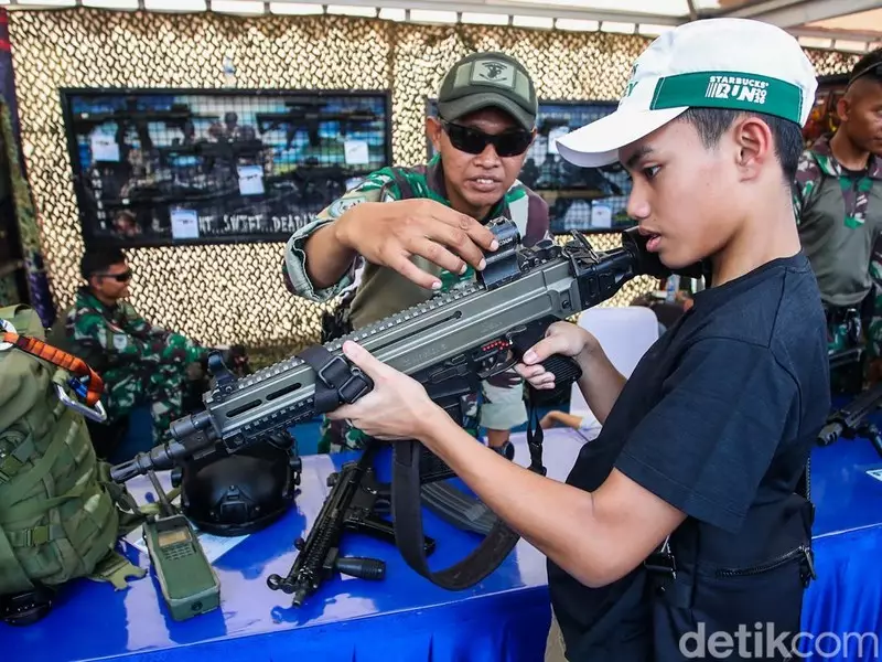 Serunya Warga Melihat Alutsista di TNI Fair 2026