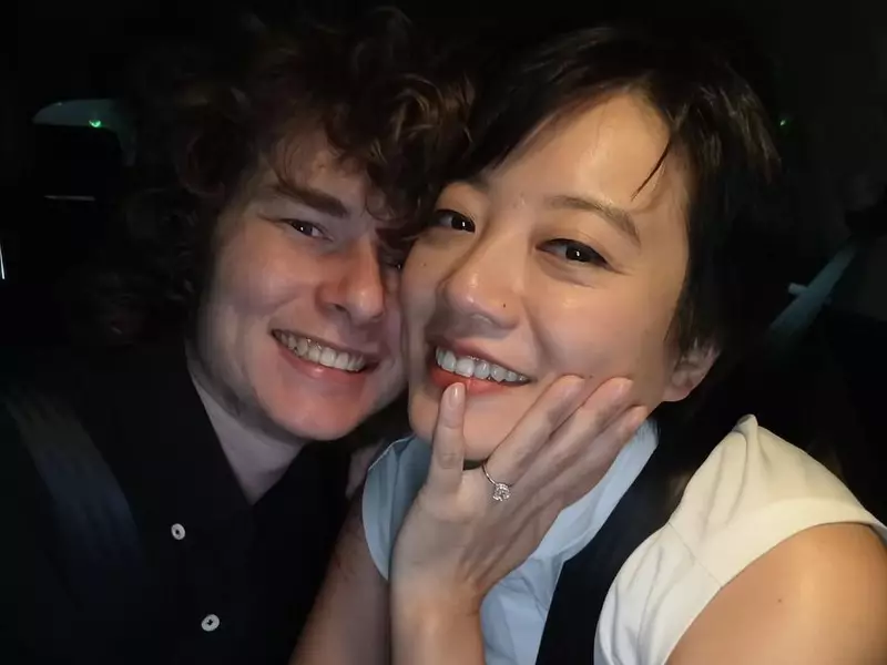 So Sweet! Leony Umumkan Dilamar Pacar Bule