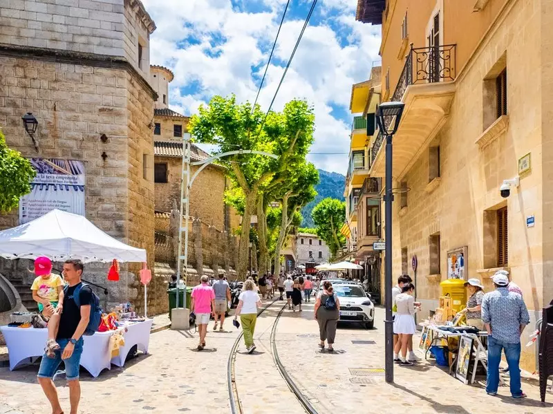 Soller Jadi Kota di Spanyol Favorit Wisman yang Berkendara Mobil