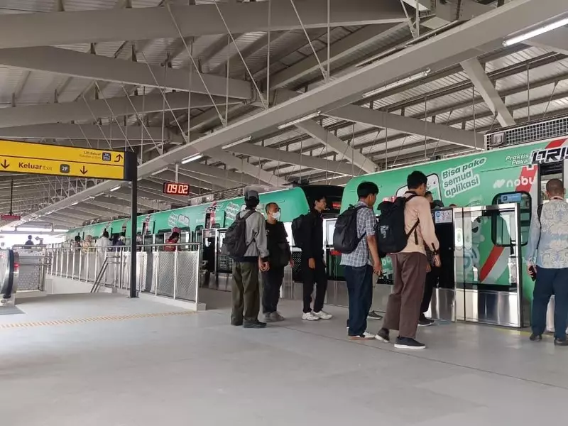 Sudah Layani Penumpang, Begini Suasana Stasiun LRT Manggarai Pagi Ini