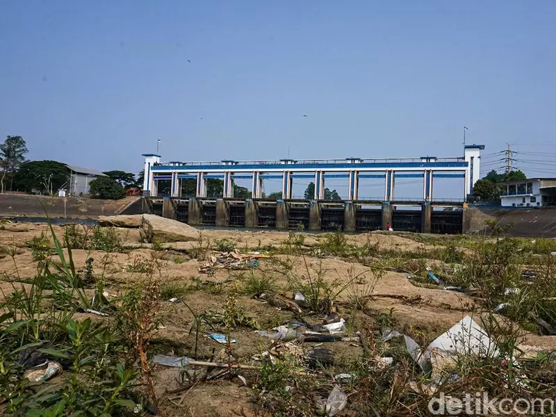 Sungai Cisadane Surut Lagi, Warga Memancing di Sisa Genangan Air