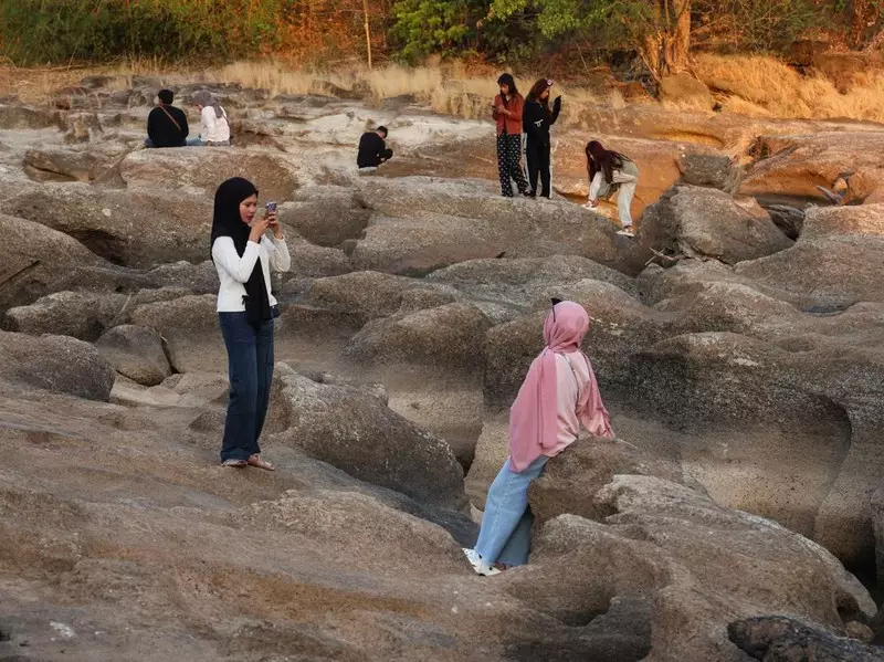 Sungai Jeneberang Mengering, Disulap Jadi Wisata Dadakan