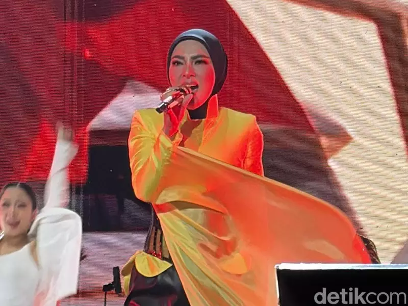 Syahrini Comeback Usai 7 Tahun Vakum, Reino Barack Kasih Peluk di Backstage