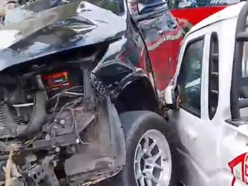 Tabrakan karena Gagal Nyalip, Fortuner dan Pikap Kopdes dari India Ringsek