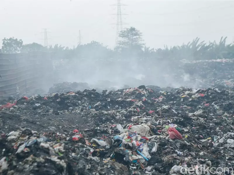 TPA Ilegal di Babelan Terbakar, Asap Tebal Ganggu Warga