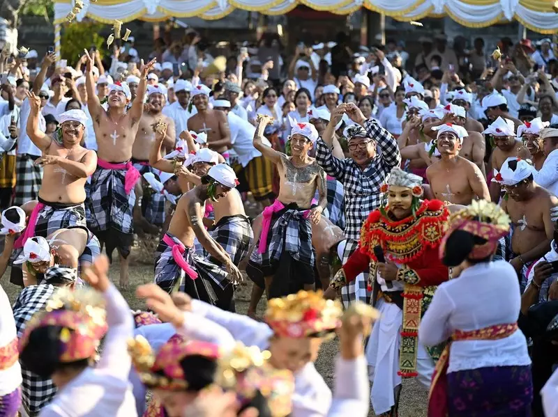 Tradisi Perang Ketupat di Bali, Ribuan Warga Turun ke Jalan
