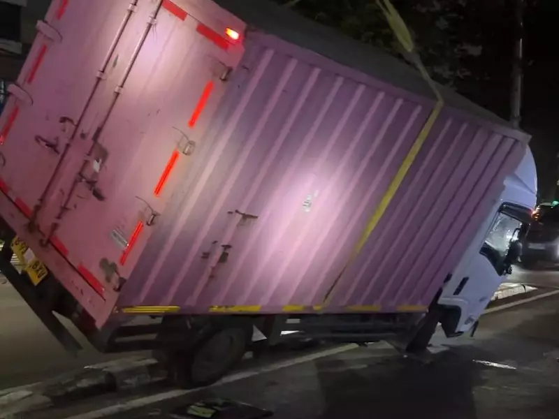 Truk Angkut Paket Terbalik Usai Hindari Motor Terobos Lampu Merah di Jakpus