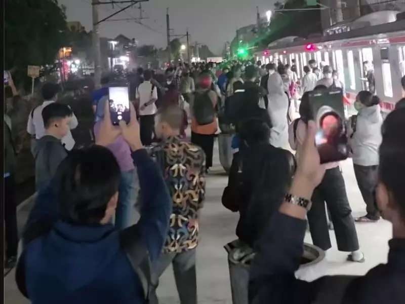 Truk Mogok di Perlintasan Stasiun Bekasi Timur, Banyak Penumpang Keluar KRL