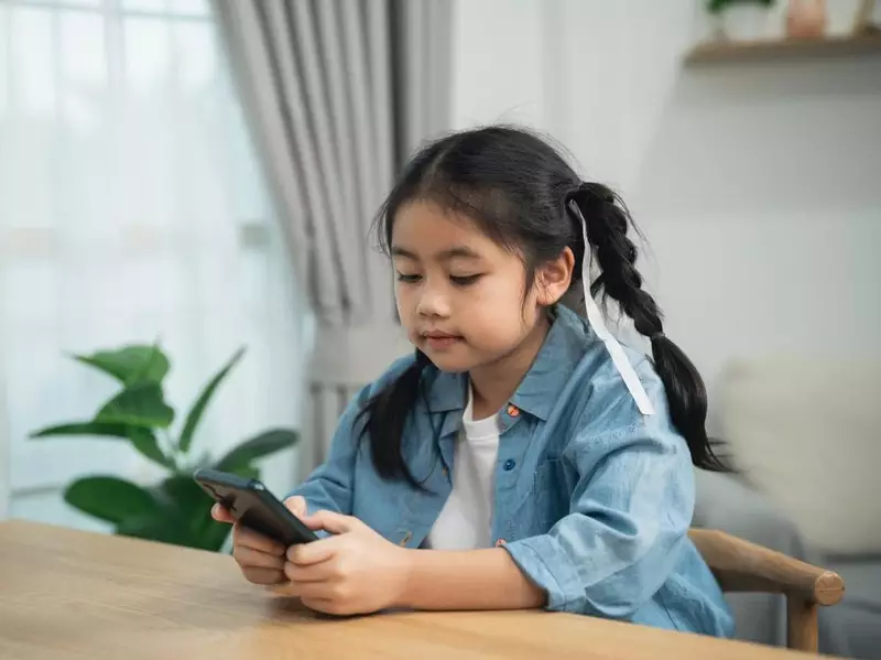 Uni Eropa Mau Larang Anak di Bawah 13 Tahun Main Medsos