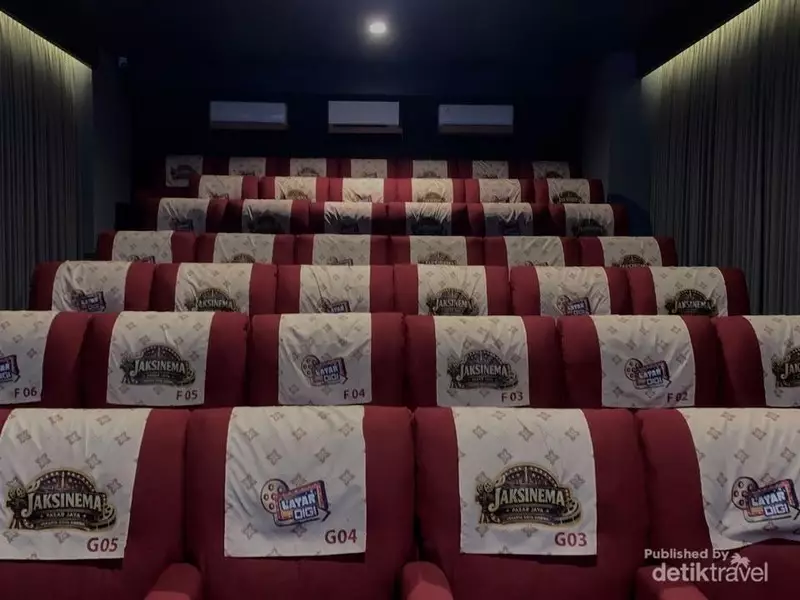 Unik, Bioskop Mini Nyempil di dalam Pasar Rumput Jakarta