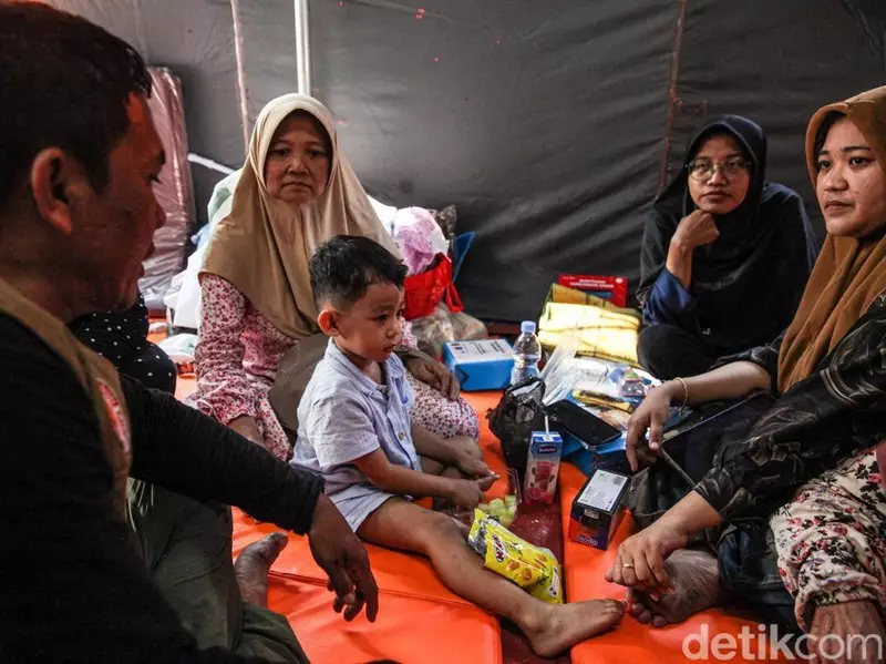 Usai Kebakaran, Warga Jelambar Bertahan di Tenda Pengungsian