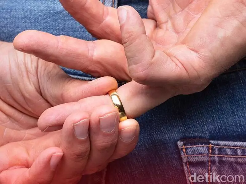 Viral Bu Satpol PP Tegal dan Selingkuhan Selfie Ciuman, Suami Lapor Pemkot