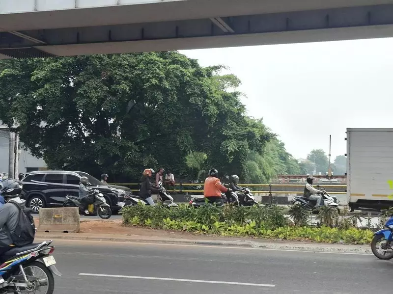 Viral Pemotor Lindas Taman di Kolong Flyover Pesing Jakbar, Jadi Jalan Pintas
