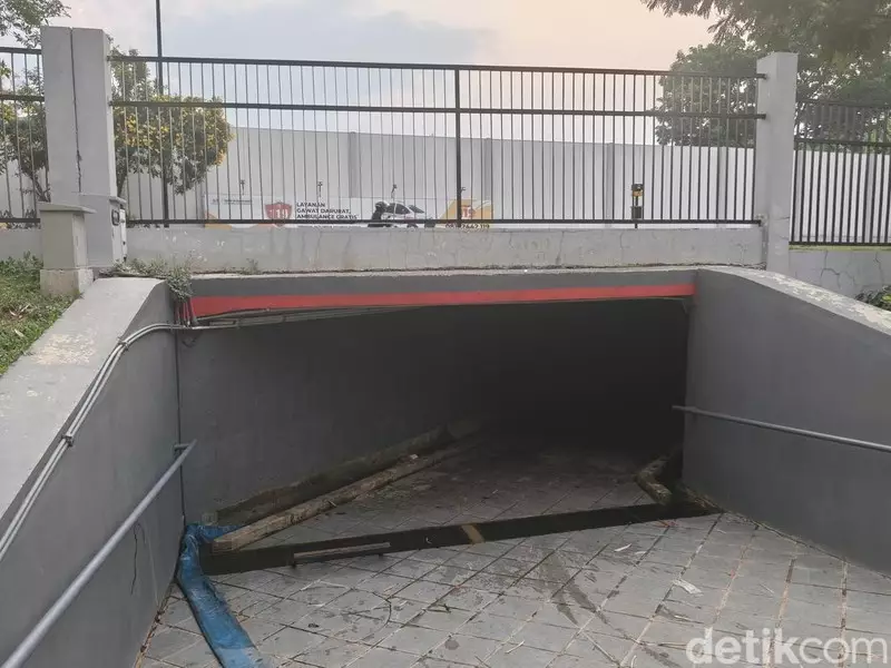Viral Warga di Bandung Lewati Terowongan Sempit Saat Bawa Jenazah ke Pemakaman