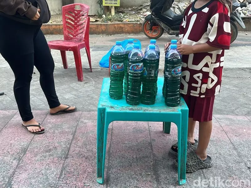 Warga Jual Pertalite Eceran Dekat SPBU, Harganya Rp 25 Ribu/1,5 L
