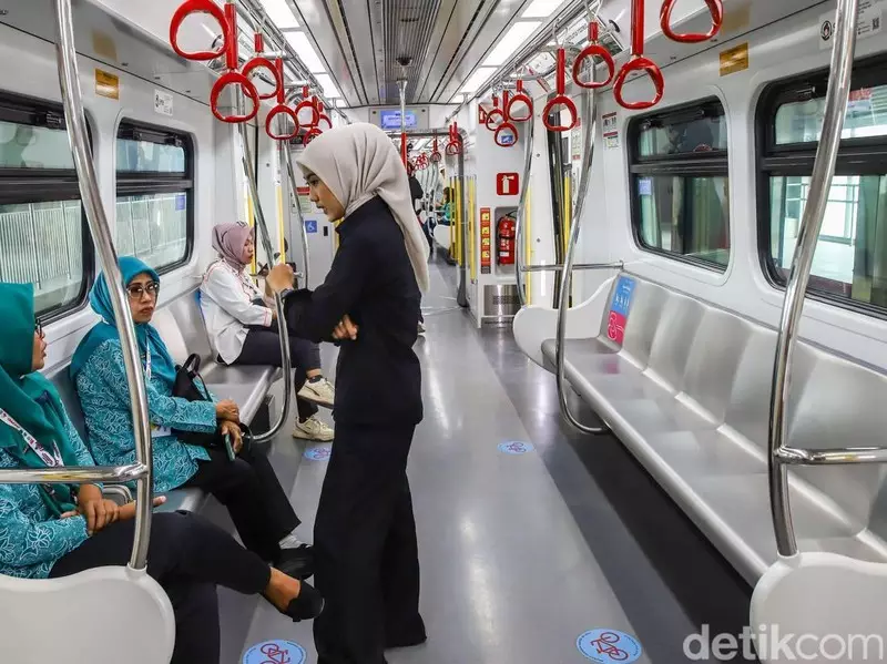 Warga Mulai Menjajal LRT Kelapa Gading - Manggarai