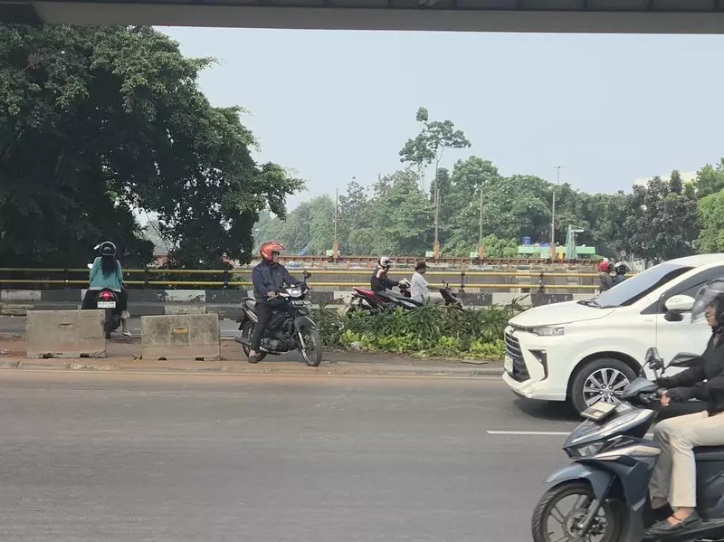 Warga Setuju Taman Bawah Flyover Pesing Ditutup Untuk Cegah Kecelakaan