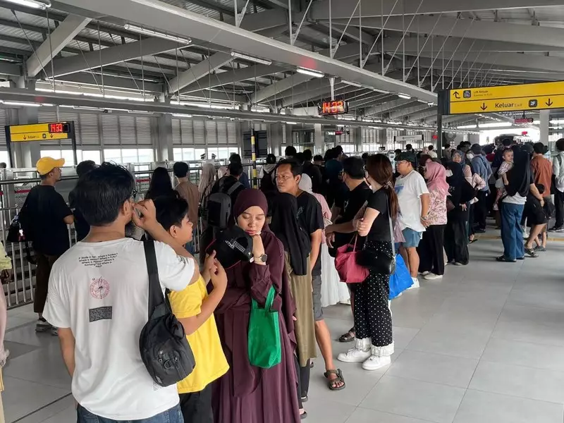 Weekend Pertama Beroperasi, Antrean Warga Mengular di Stasiun LRT Manggarai