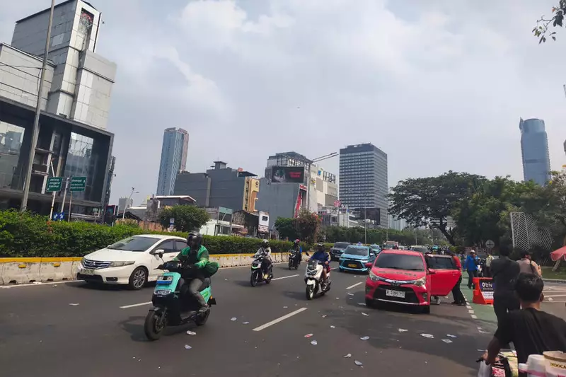 Aksi Buruh di Depan UOB Bubarkan Diri, Jalan Sudirman-Thamrin Kembali Normal