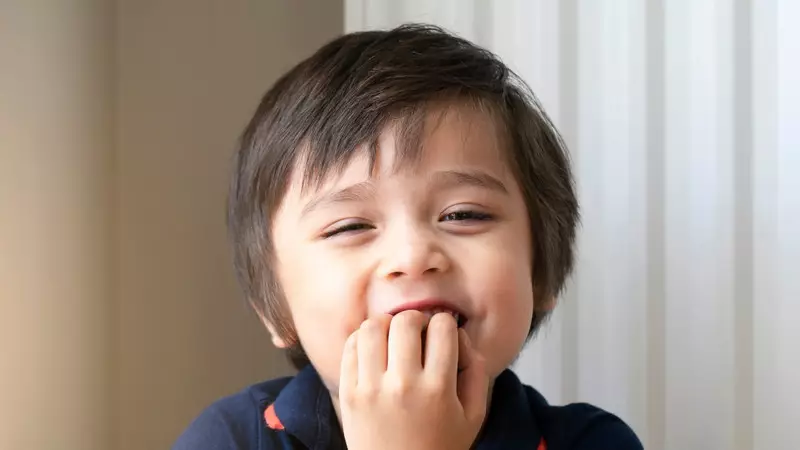 Anak Suka Gigit Kuku, Pensil, atau Mainan? Bisa Ganggu Susunan Gigi dan Rahang!