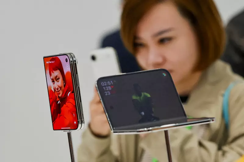 Apple Beli Layar Lipat untuk iPhone Duo dari Samsung, Berapa Harganya?