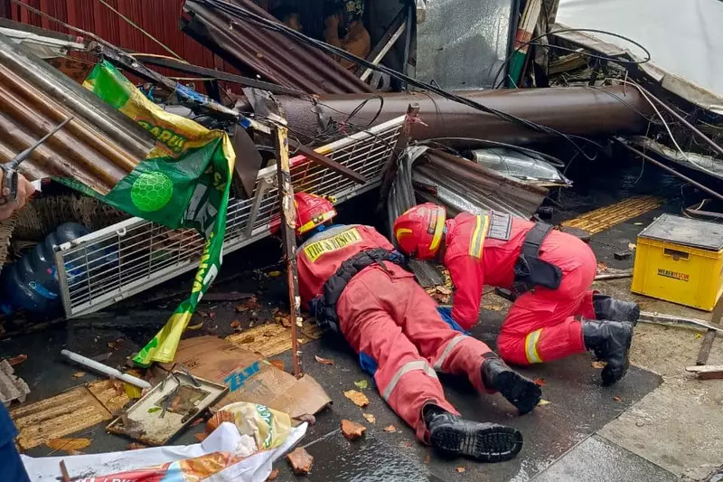 Baliho Roboh di Jalan Buah Batu Bandung: Timpa 3 Bangunan, 1 Orang Terjepit