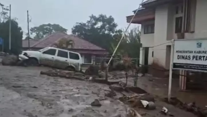 Banjir Bandang Rusak Perkantoran Bupati Solok, Alat Kantor Hanyut